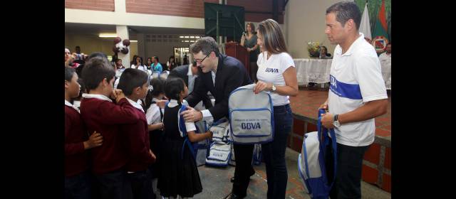 Antioquia, piloto en semilleros de emprendimiento | Entrega de kits escolares en un colegio de Envigado, por parte del banco Bbva, el año pasado. FOTO HERNÁN VANEGAS.