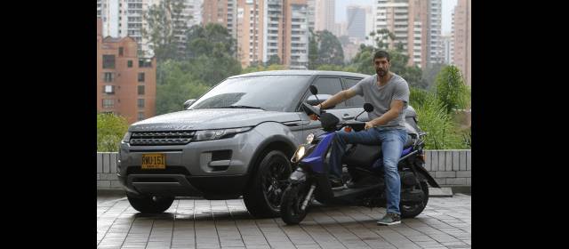 Entre carros y motos, Tin Castro disfruta su afición | Su moto es sinónimo de libertad y de agilidad para moverse en la ciudad. FOTO DONALDO ZULUAGA
