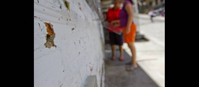 Sicarios del barrio Kennedy habrían actuado vestidos como policías | Al pie de esta casa, en Kennedy, les dispararon a los hombres que jugaban dominó. La comunidad expresó que fueron los primeros homicidios del año en el barrio. FOTO ESTEBAN VANEGAS LONDOÑO