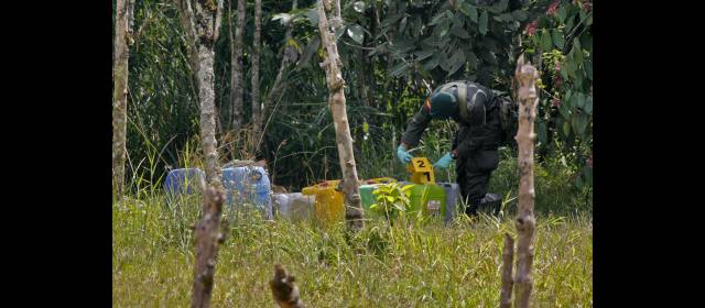 De galón en galón, combos se lucran del poliducto | Hallazgo de pimpinas y una válvula ilegal al costado de una finca de La Estrella, en la cual mataron a una pareja en 2011. FOTO NELSON MATTA
