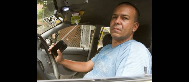 Internet gratis, ahora en el taxi | Carlos ya ha animado a algunos de sus compañeros a implementar WiFi. FOTO ESTEBAN VANEGAS