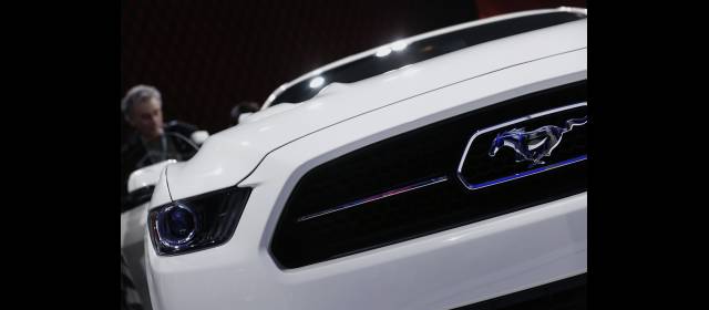 Lujo y estilo, las propuestas en los salones del automóvil | Un detalle de la versión limitada del Ford Mustang GT, una leyenda automotriz que este año celebró medio siglo de existencia. Se vio en el Salón del Automóvil de Nueva York, que se realizó en abril de este año. FOTO: BLOOMBERG