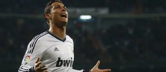 Cristiano Ronaldo le dio un respiro al R. Madrid, tras la polémica por la titularidad de Casillas | El astro portugués marcó dos goles en la victoria del Real Madrid ante la Real Sociedad. FOTO REUTERS