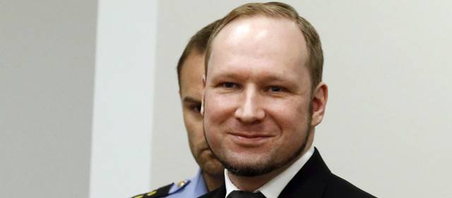 Autor de ataque en Noruega fue condenado a 21 años de prisión | Anders Behring Breivik solo reaccionó con una sonrisa cuando conoció el tiempo de condena. Foto Reuters.