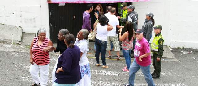 La democracia estuvo de visita por Medellín | La ciudadanía hizo valer su derecho al voto en los barrios de Medellín. En Aures la participación se destacó. FOTO RÓBINSON SÁENZ