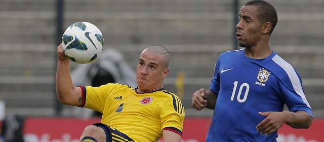 Brasil sepultó la ilusión de cuarto título en Toulon | Andrés Correa, ante Ademilson, tuvo varias exigencias frente a los brasileños en la final. FOTO AP