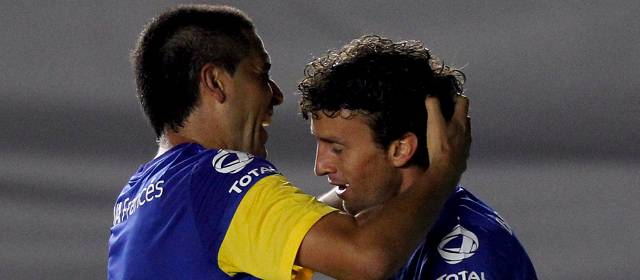 Boca superó susto y con ajustado triunfo recupera algo de terreno | Riquelme, izq., felicita a Ledesma por el gol de la victoria. FOTO REUTERS