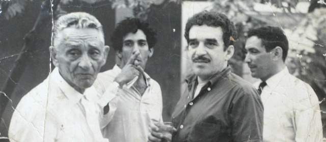 Con Jaime Molina (pintor), Álvaro Cepeda Samudio (periodista) y Rafael Escalona (compositor) Foto Archivo