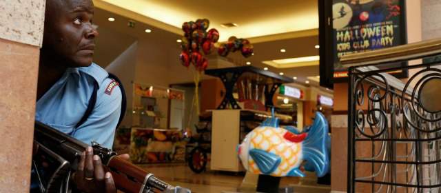 Ataque a centro comercial deja unos 39 muertos | Las fuerzas de seguridad keniatas intentaban reducir a los milicianos en el exclusivo centro comercial. FOTO REUTERS