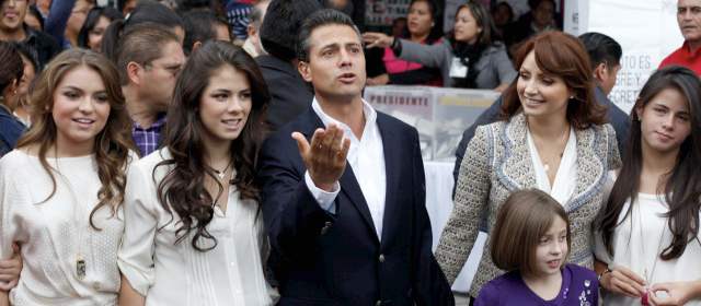 Peña Nieto gobernará sin viejas mañas del PRI | Enrique Peña Nieto, con su esposa Angelica Rivera y sus hijas, tras votar ayer en Atlacomulco. FOTO REUTERS
