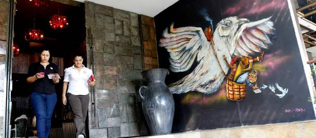 Medellín será un lienzo para el arte mural urbano | Ingreso al hotel The Charlee, donde Spaik y Nuk plasmaron la primera obra de este encuentro. Para responder a la convocatoria del concurso escriba a: arteatthecharlee. FOTO DONALDO ZULUAGA