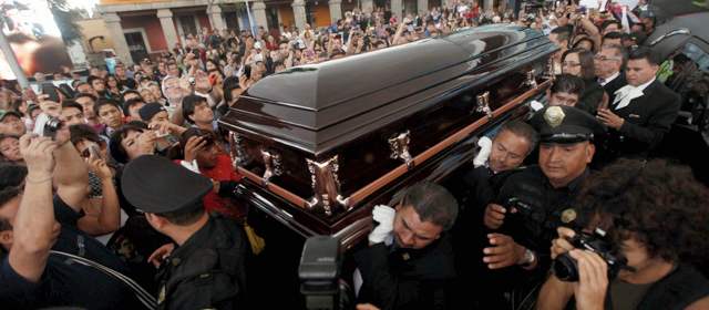 Multitudinario adiós a Chavela Vargas en el Palacio de Bellas Artes | Este martes se cumplió un tributo a Chavela Vargas en el Palacio de Bellas Artes.
