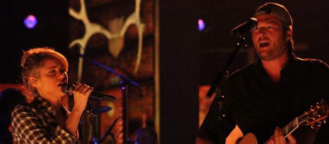 Foto Shakira y Blake Shelton. Twitter @shakira