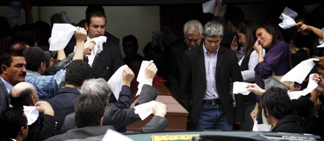 Indignación por crimen de mujer en Bogotá | El sepelio de Rosa Elvira Cely fue acompañado por una multitud que rechazó su homicidio con pañuelos blancos. Colprensa