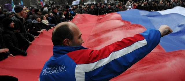 Europa y E.U. piden a Rusia contención con Ucrania | Ciudadanos a favor de Rusia marcharon ayer, con banderas, en la ciudad de Simferopol. FOTO AFP