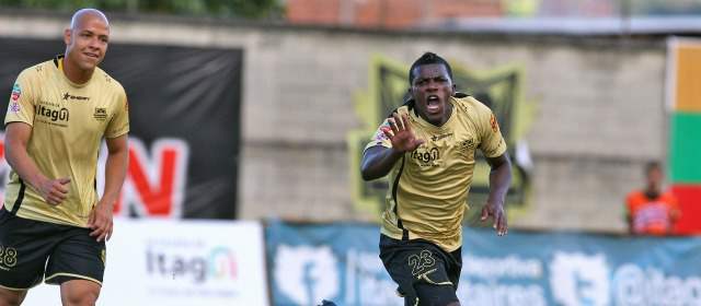 Bolívar retorna para enfrentar a Envigado | Gustavo Bolívar, a la derecha, estará en la titular del Itagüí mañana en el clásico 11 frente al Envigado. FOTO JAIME PÉREZ