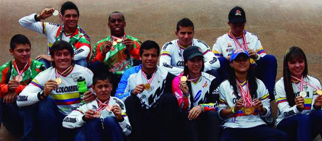 Premio del BMX estaba en el surf | Los ganadores en el Latinoamericano y en el Suramericano de Lima, Perú. Sebastián Arias, William Martínez, Juan Carlos Díaz, Carlos Mario Oquendo, Samuel Zapata, Carlos Alberto el Mago Ramírez, Juan Pablo Arboleda, Mariana Pajón, María Camila Restrepo, Andrea Escobar y Carlos Zuluaga. FOTO HENRY AGUDELO-CARLOS M. OQUENDO.