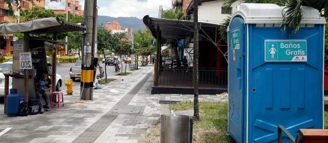 Instalación de sanitarios aumenta polémica en la 33 | El baño de la 75C genera polémica entre vecinos porque quedó ubicado en una zona verde que frecuentan viciosos. FOTO JAIME PÉREZ