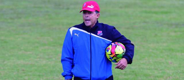 El DIM de Pedro: a montar en bus y a trabajar más | Muy activo y hablándoles fuerte a los futbolistas. Así se le vio al técnico Pedro Sarmiento en su primera práctica. FOTO HERNÁN VANEGAS