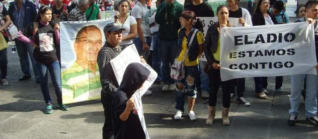 Otra protesta para pedir la inocencia de Eladio Giraldo | El plantón en el Palacio Justicia. FOTO JUAN CARLOS MONROY G.