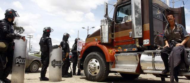 Paro camionero se levanta, pero sigue puja por precio del acpm
