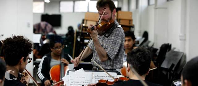 Festejan el sonido del violín | Tras capacitar a integrantes de la Sinfónica, Gulyanitskiy será solista invitado el sábado en el Pablo Tobón. FOTO JULIO CÉSAR HERRERA