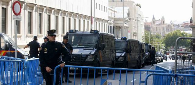 El Parlamento español fue acordonado por convocatoria a protesta | Foto: Reuters