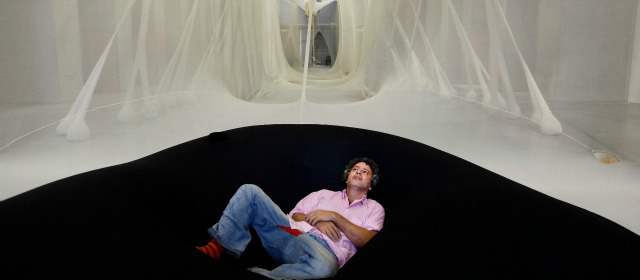 El arte de encontrarse en un Salón | La obra de Ernesto Neto en el Museo de Arte Moderno es una de las más importantes que se exponen en el Salón Nacional de Artistas. FOTO MANUEL SALDARRIAGA