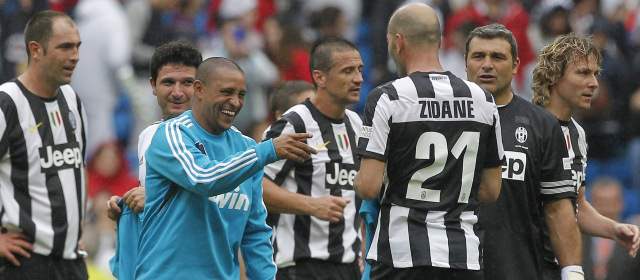 Cannavaro y Figo apuestan por Ancelotti, Roberto Carlos se la juega por Zidane | El partido terminó 2-1 con goles de Luis Figo e Iván Pérez para los madridistas, y de Paolo Montero para los juventinos. Foto: Reuters