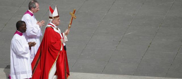 Papa Francisco dio inicio a la Semana Santa | Francisco presidió la procesión, que salió del palacio pontificio y se dirigió hacia el obelisco de Sixto V instalado en el centro de la plaza vaticana. FOTO AP