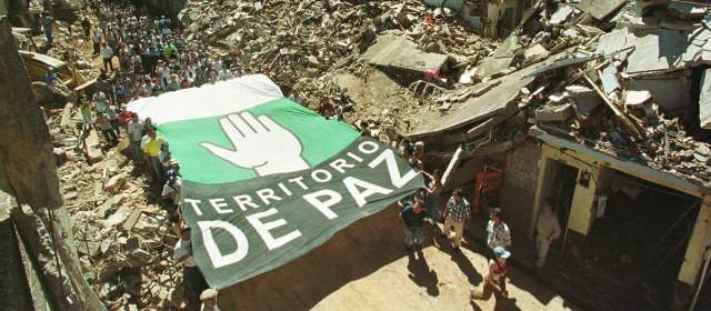 Víctimas ocuparán el lugar esperado en la mesa | En el 2000, las Farc destruyeron Granada en el Oriente antioqueño. Víctimas reclaman su reparación. FOTO ARCHIVO JESÚS ABAD COLORADO