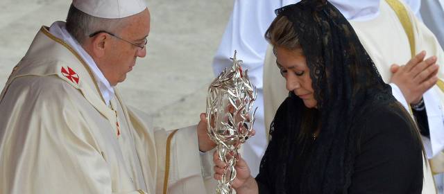 Floribeth Mora, quien atribuye su sanación al Papa Juan Pablo II, recibe la reliquia del recién proclamado santo. FOTO AFP