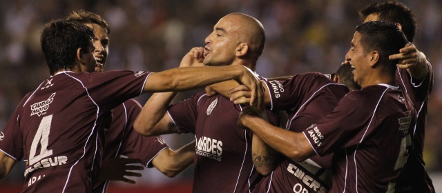 Lanús, dirigido por los mellizos Barros Schelotto, derrotó a Libertad 2-1. FOTO REUTERS