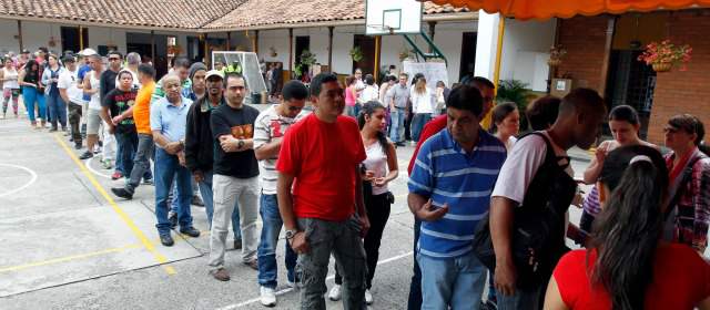 La presión fue una constante en los puestos del sur | En la escuela Fernando González de Envigado hubo gente que tuvo que hacer fila para saber en qué mesa votar. FOTO JAIME PÉREZ