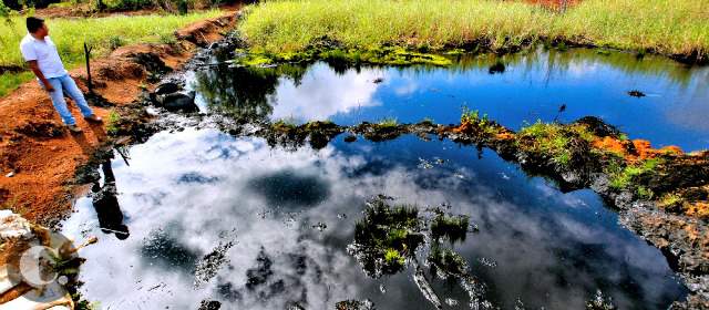 Agua en botellón para afectados por contaminación en Putumayo | Las Farc han derramado crudo en 3 ocasiones en menos de 6 meses. FOTO JUAN ANTONIO SÁNCHEZ