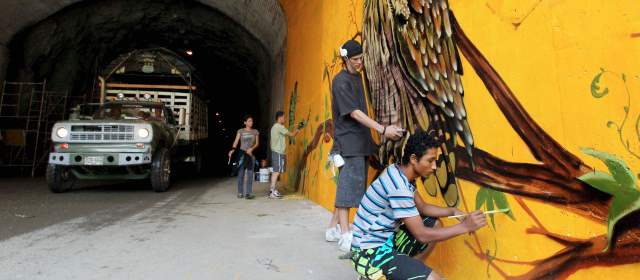 La Llorona se llenó de vida y color | En el túnel de La Llorona los jóvenes mostraron su talento. No solo hubo pintura, se hicieron presentes la música y la poesía. FOTO JAIME PÉREZ, ENVIADO ESPECIAL DABEIBA