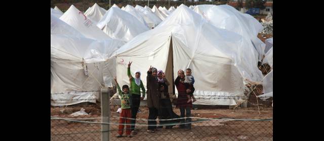 Sirios huyen de la guerra hacia Turquía y Líbano | Las organizaciones islámicas y privadas son las que más ayuda ofrecen a los refugiados en Líbano, que viven en condiciones precarias. Hasta ayer habían llegado 7.000 sirios. FOTO REUTERS