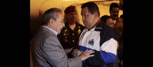 Entre 200 y 300 mil dólares diarios cuestan viajes de Chávez a Cuba | En la noche del sábado, Hugo Chávez fue recibido en el aeropuerto de La Habana por su homólogo cubano Raúl Castro. FOTO AP