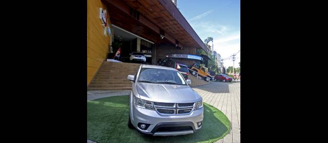 La vitrina multimarcas se abre espacio en carros | La calle, corredores, e incluso las escaleras del centro comercial se aprovechan como "vitrina". FOTO JONATHAN CARVAJAL