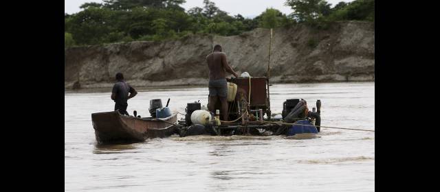 En 192% aumentó homicidio en el Nordeste antioqueño | A los mineros que trabajan en los ríos del Nordeste antioqueño, las bandas criminales y la guerrilla les cobran extorsión por trabajar . FOTO DONALDO ZULUAGA