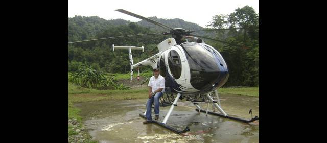 Sin noticia de los dos pilotos de Helifly | El piloto Juan Carlos Álvarez, junto a una de las aeronaves que son su pasión. FOTO CORTESÍA