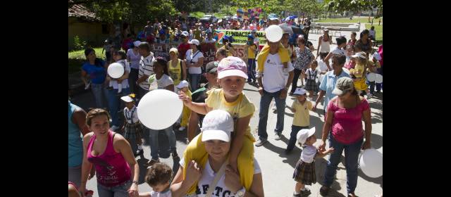 Niños derribaron fronteras en la 13 | Como pocas veces, ayer las calles de la comuna 13 se inundaron de niños en reclamo a sus derechos. FOTO ESTEBAN VANEGAS