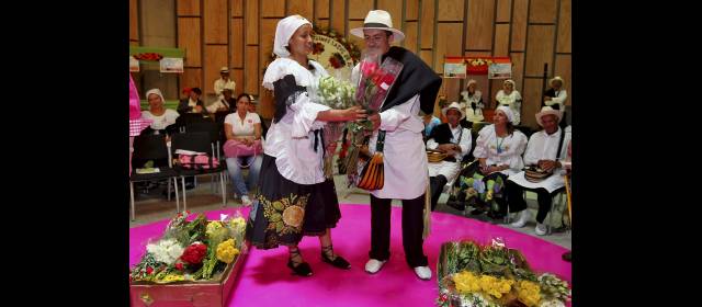 Llegaron las flores para las silletas | Juan Carlos Grajales y Paola Rojas fueron elegidos para recibir las flores y hacer el primer trueque. FOTO JUAN ANTONIO SÁNCHEZ