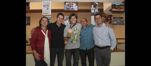 Bronce de Carlos Mario Oquendo llenó de emotividad a su familia | Élide, David, Carlos y Alexánder disfrutan con la medalla de Carlos Mario. FOTO HERNÁN VANEGAS
