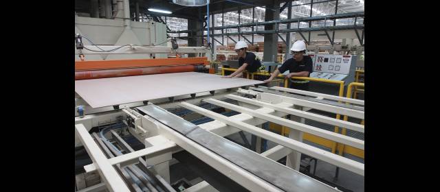 Tablemac se creció con su planta MDF | Actualmente en la planta de MDF (fibra de madera) de Tablemac se producen 270 metros cúbicos de estos tableros que son despachados a Colombia, Ecuador y Centroamérica. FOTO RÓBINSON SÁENZ