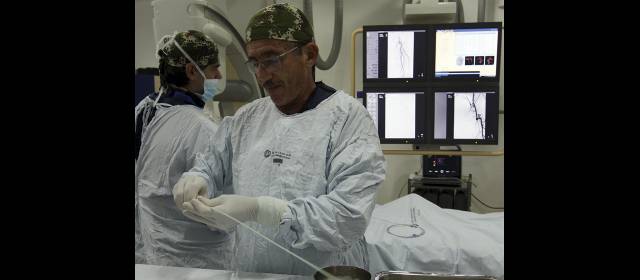 Medellín, salón de clase en la neurorradiología | Los neurorradiólogos Luis Fernando Gómez (de frente) y Juan Gonzalo Muñoz, durante la intervención de angioplastia periférica a una paciente de 74 años. FOTO ROBINSON SÁENZ