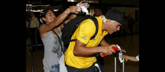 La pareja que llenó de oro a Colombia | Juliana Gaviria y Fabián Puerta jugando con espuma en su llegada al aeropuerto de Rionegro. FOTO MANUEL SALDARRIAGA