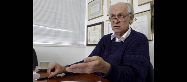 Las vacunas sintéticas son el futuro: Patarroyo | Manuel E. Patarroyo presentó en el Pecet los avances de su investigación contra la malaria. FOTO ARCHIVO
