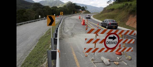 Hatillo-Barbosa: con paso, pero sin solución definitiva | El la falla hay paso total hacia Barbosa y por un carril hacia Medellín. FOTO MANUELA PALACIO HERNÁNDEZ