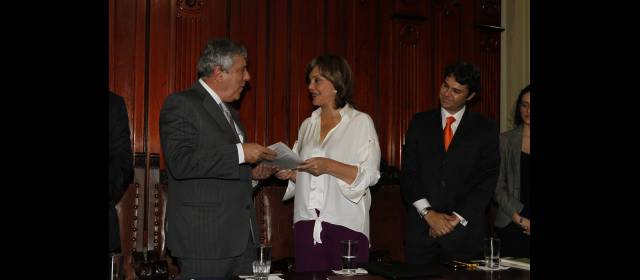 U. de A., de fiesta por reacreditación | La ministra de Educación, María Fernanda Campo, le hace entrega de la reacreditación al rector de la Universidad de Antioquia, Alberto Uribe. FOTO EDWIN BUSTAMANTE